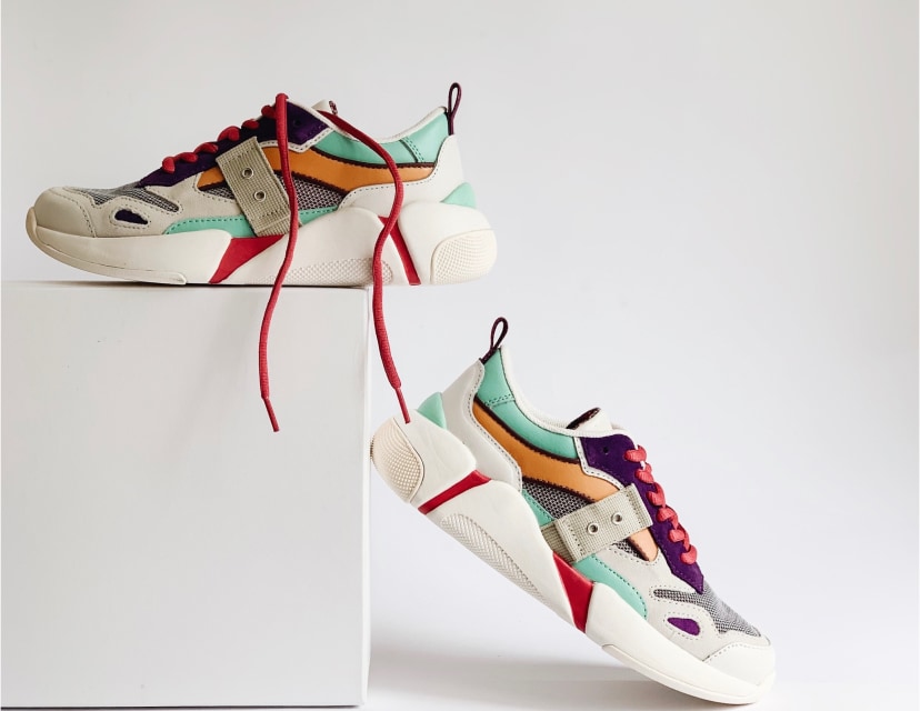 נעלי ספורט בצבעי פסטל בהירים